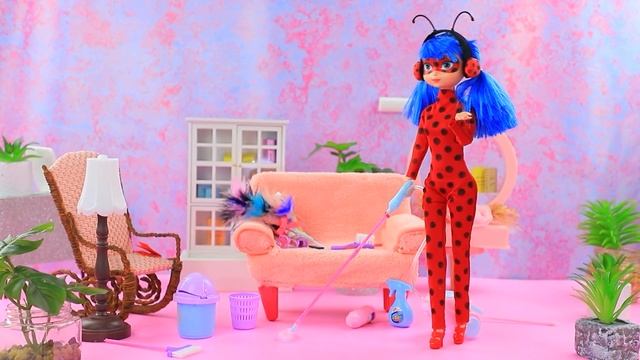 Elsa and Ladybug Swap Magic Powers! 21 DIYs for Dolls смотреть онлайн