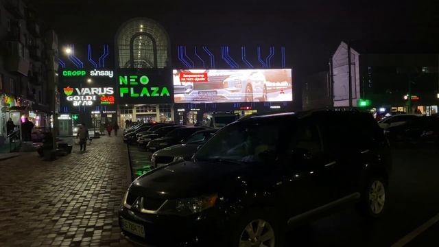 Реклама Cosmolot, Mitsubishi, Львівське  на медіафасаді ТРЦ Neo Plaza