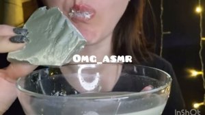 Мокрый мел в воде глины