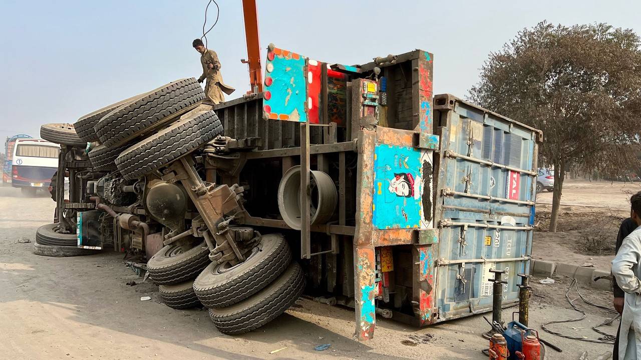 Как случайно загруженный грузовик Ремонтируют посреди дороги” Пакистанский грузовик смотреть онлайн