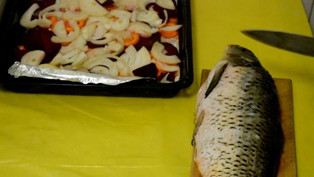 Як я готую печеного коропа, дуже смачно виходить риба на овочевій подушці смотреть онлайн