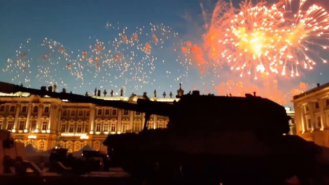 Танки на Дворцовой под салют! Это круто! смотреть онлайн