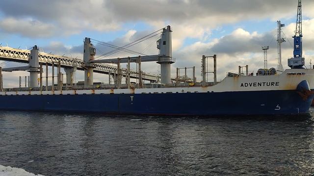 Буксировка судна по Канонерскому каналу.