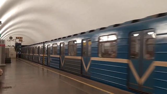 Ем-501/Ема-502 на станции Площадь Ленина смотреть онлайн