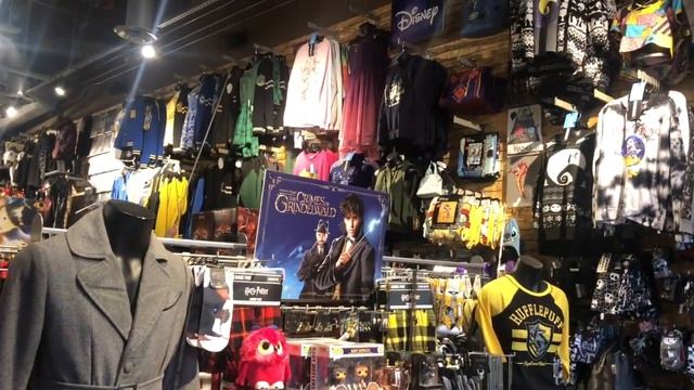Harry Potter Shopping at Hot Topic! смотреть онлайн