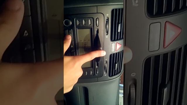 Cum se scoate CD-ul daca s-a stricat butonul de eject Vw golf5 смотреть онлайн