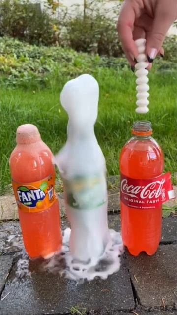 Coca Cola, Fanta, Sprite und Mentos | Experiment #Shorts смотреть онлайн