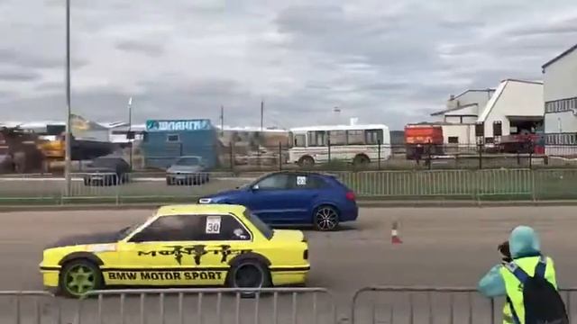 Audi RS Q3 VS BMW E30 4.0 смотреть онлайн