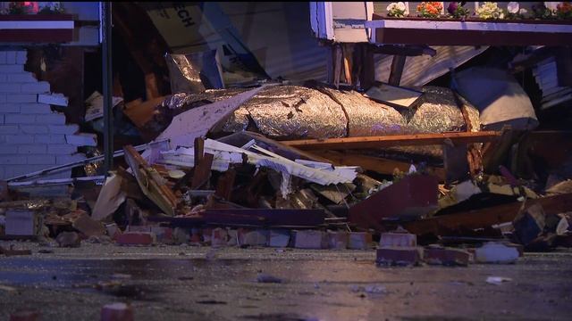 Roof partially collapses at Mary Mac's Tea Room in Atlanta смотреть онлайн