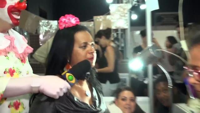 SILVIO E AS GAGAS DE ILHÉUS - E40 (FEIRA DE TATUAGEM) смотреть онлайн