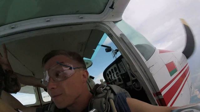 Первый прыжок с парашютом Алены-2 2016