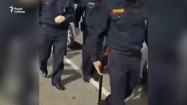 Міліцыянт ударыў жанчыну на мітынгу ў Жодзіна | Милиционер ударил женщину смотреть онлайн
