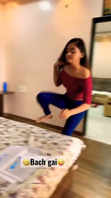 🤣Achanak Papa aa gaye | Mud mud ke na dekh mujhe | Bach gai re baba😜 #bindasskavya #shorts #funny смотреть онлайн