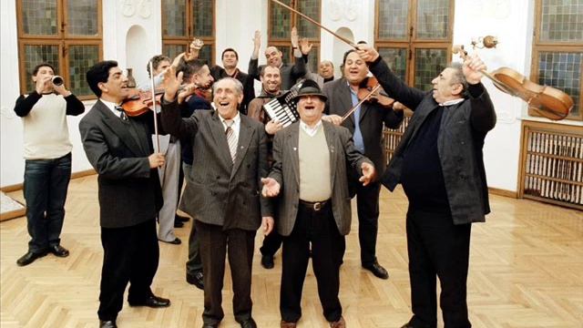 Taraf de Haidouks - Pelin bau, pelin maninc Absinth I Drink You, Absinth I Eat You смотреть онлайн