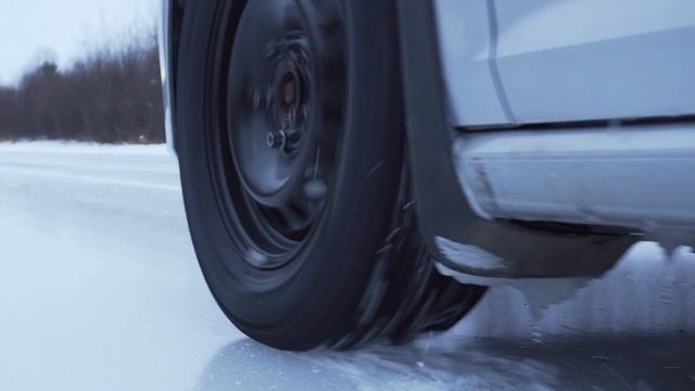 Инженер Toyo Tires Айя Сатои рассказывает о новой шипованной модели Observe Ice-Freezer смотреть онлайн