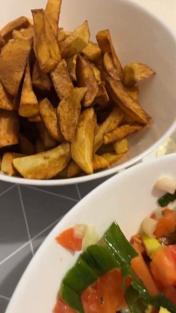 Ciuperci umplute, salata de rosii cu ceapa, cartofi prajiti si carnati picanti! #food #mancare смотреть онлайн