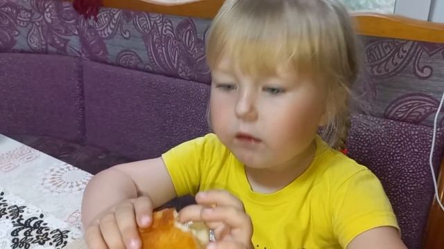 КОВРИК из ОСТАТКОВ 🧶 ПРЯЖИ ГОТОВ.ЕЩЕ одна ТАРЕЛОЧКА. смотреть онлайн