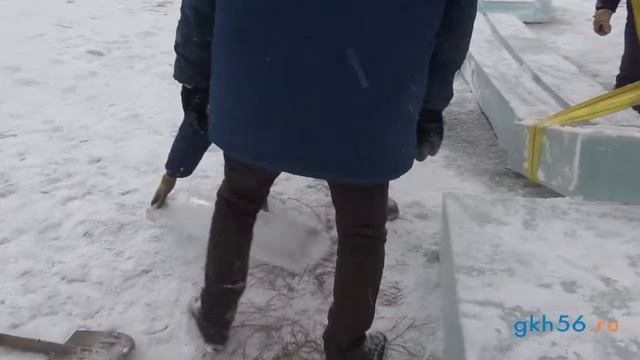 Монтаж ледового городка 2019 на площади у администрации города (часть 1) смотреть онлайн