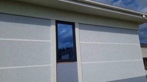 Отличный вариант отделки фасада одноэтажного дома силикатно-силиконовой штукатуркой Ceresit.