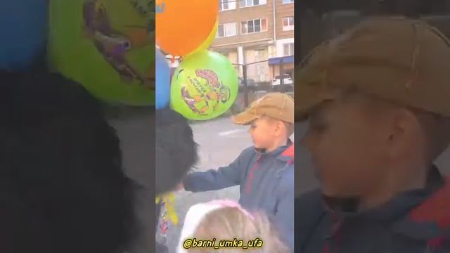 мишка Барни поздравил Матвея на детской площадке 🎉🎈#черныймишкабарниуфа смотреть онлайн