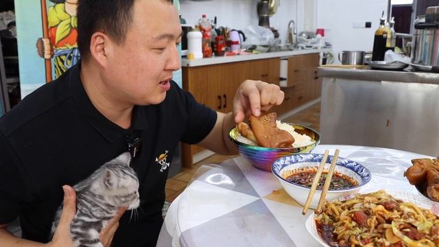 阿强买10斤猪蹄，直接一锅全卤，软糯入味，一整根啃着吃，超过瘾！【cram阿强】