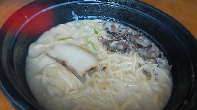 Frozen Tonkotsu ramen from 7 Eleven in Bangkok смотреть онлайн