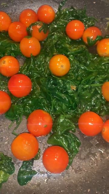 Healthy salad cherry tomatoes spinach salad #food #viral #cooking #youtubeshorts #foodie смотреть онлайн