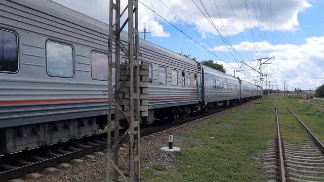ВЛ10-1443 С ПОЕЗДОМ СПБ-ЕВПАТОРИЯ ПРОСЛЕДУЕТ ПЕРЕЕЗД НА УЛИЦЕ ЧАПАЕВА + ПРИВЕТЛИВЫЙ ПОМОЩНИК! [КЖД] смотреть онлайн