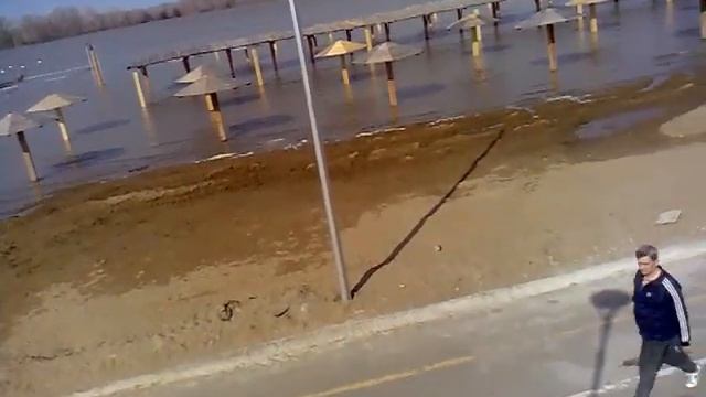 Вода потихоньку прибывает река Иртыш г. Павлодар смотреть онлайн