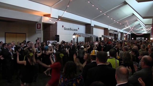 Flash Mob at Twin Cities Habitat for Humanity Gala смотреть онлайн