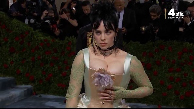 Met Gala: Billie Eilish Shows Off STUNNING Dress on Red Carpet | NBC New York смотреть онлайн