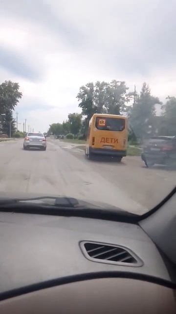 [Повезло!] Микроавтобус ГАЗель Next в окрасе "Дети" стоит на обочине смотреть онлайн