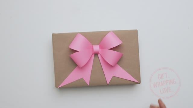 Как сделать красивый бант! Украшения для подарка! Поделки из бумаги в подарок Маме! смотреть онлайн