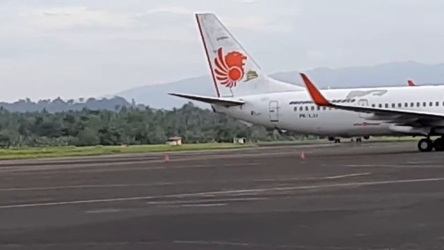 GARUDA BOEING 737-900ER TAKE OFF RUNWAY 18 смотреть онлайн