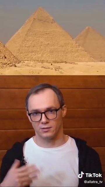 Кто строил пирамиды