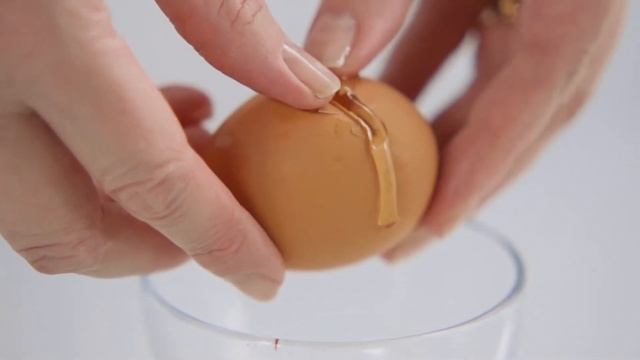 Delia's Techniques - How to Separate Eggs смотреть онлайн