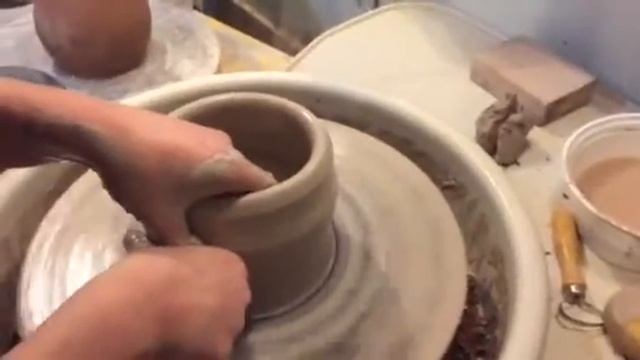 Throwing a cylinder on the wheel with Biata, tips for beginners and "power pull" demonstration смотреть онлайн