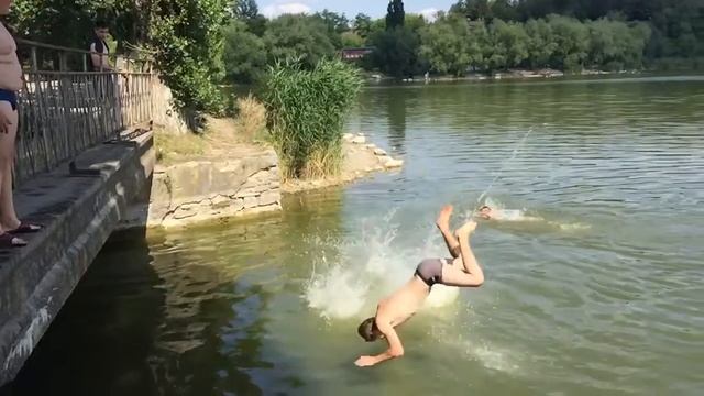 Сальто назад с падением на живот. Смотреть всем. Не повторять в домашних условиях) смотреть онлайн