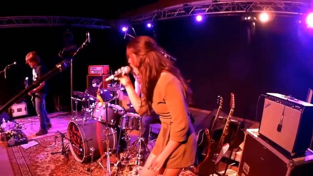 ESTELLE MEY + PARANOID CATS - Waiting (live) смотреть онлайн