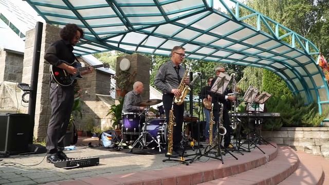 Apple Tea Jazz Band смотреть онлайн