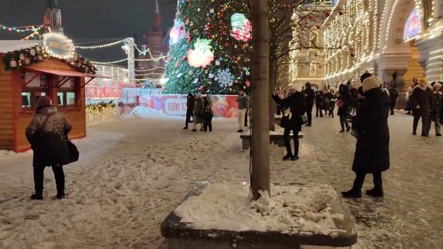 Давайте посмотрим на Ярмарку и красивую Ёлку находящихся на Красной площади глазами туриста #Moscow смотреть онлайн