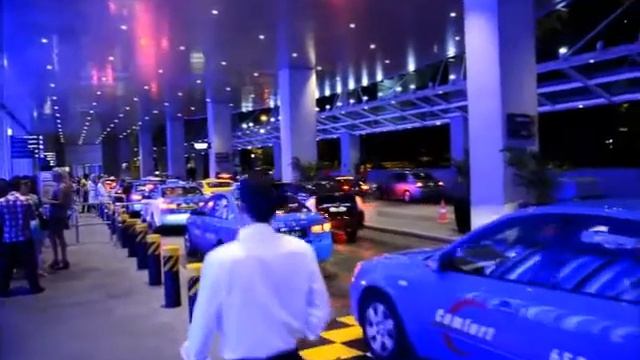Сингапур.Такси у отеля Marina Bay Sands смотреть онлайн