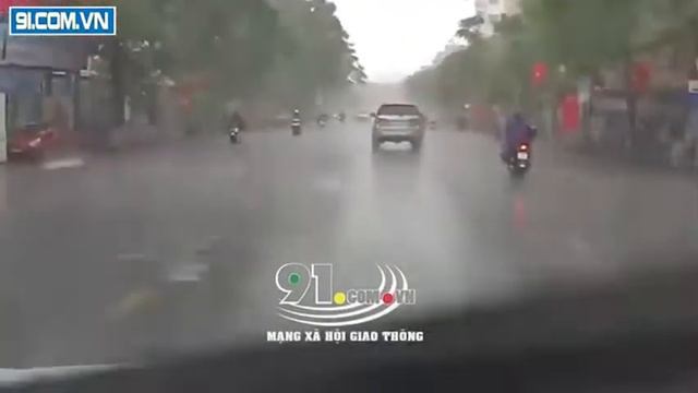 Clip: Khoảnh khắc ô tô 7 chỗ tông tử vong nữ sinh lái xe máy dưới trời mưa ở Hải Phòng смотреть онлайн