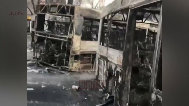 Мариуполь.  23 марта 2022. Сгоревшая баррикада из автобусов.