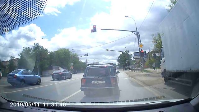 Нарушение ПДД: проезд на красный свет светофора смотреть онлайн