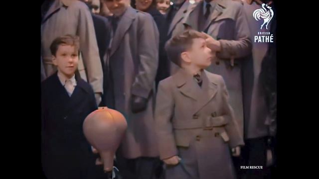 1954 Christmas Shopping in London - old video in color смотреть онлайн