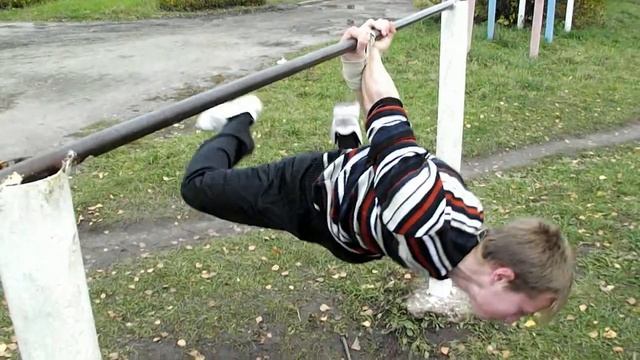 Горизонтальный вис сзади (хват) скрестно