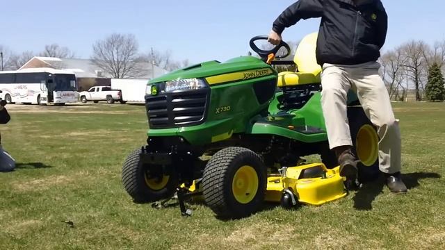 John Deere Auto-Connect Signature X700 Series Lawn Tractor смотреть онлайн