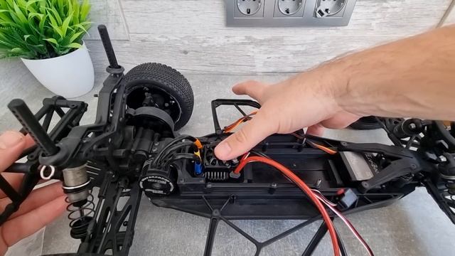 Поставил Hobbywing MAX10 SCT 80A RTR на PR Racing SC201