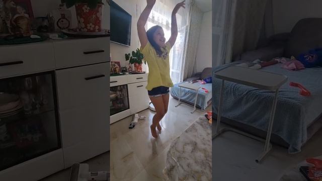 Дочь танцует под песню Белок🐿 смотреть онлайн